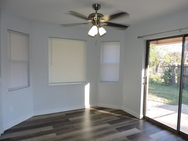 Building Photo - Lots of updates!