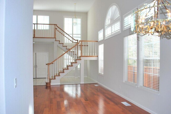 Building Photo - Updated Detached Home in Gated Fleur Du Mo...