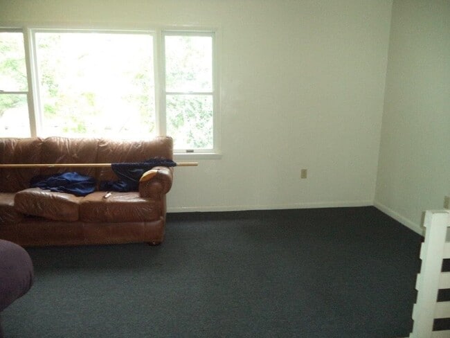 Building Photo - 4 Bedroom, 1.5 Bathroom House -- Available...