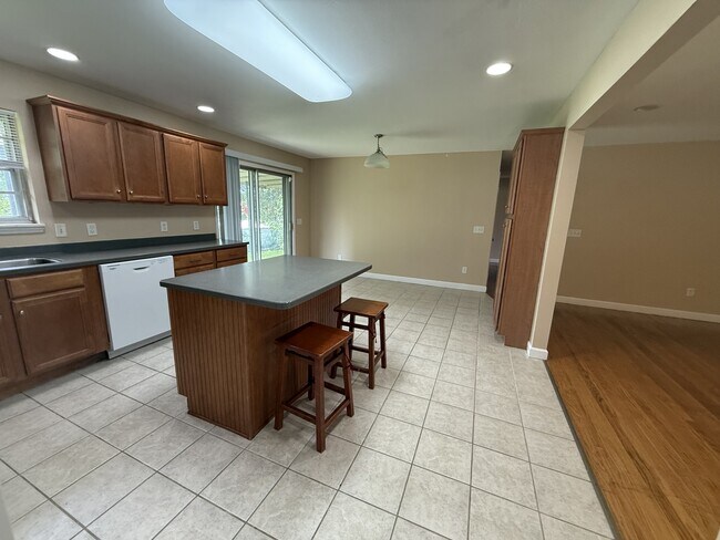 Building Photo - 1625 Green Hills Dr