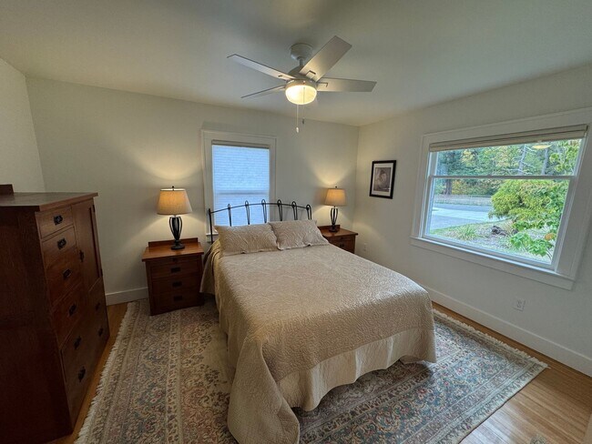 Building Photo - Charming Short Term Rental - 1-6 Month Lease