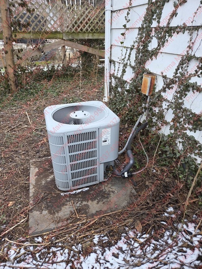 Building Photo - Great 3 bed 2 bath with AC close to everything!