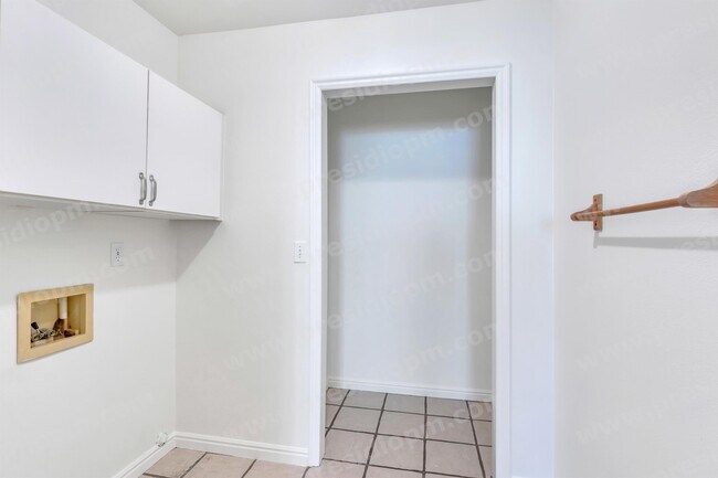Building Photo - 975 S 250 W St
