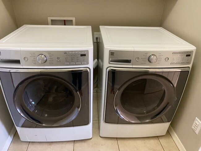 Building Photo - Spacious Tangerine Crossing - Corner Lot