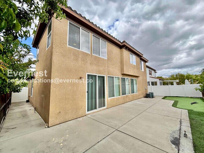 Building Photo - 5 Bed/3.5 Bath Home with Garage / Vouchers Accepted / Available Now!