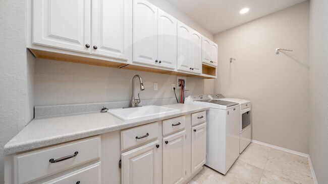 Building Photo - Gorgeous Rancher Located in University Bluffs