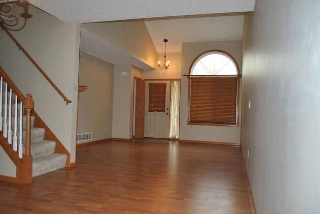 Building Photo - Nice 2 Bedroom 1.5 Bathroom Townhome in Hudson