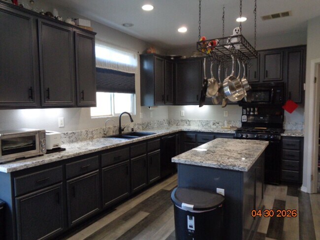Building Photo - Spacious 4 Bedroom with RV Access in Rosamond