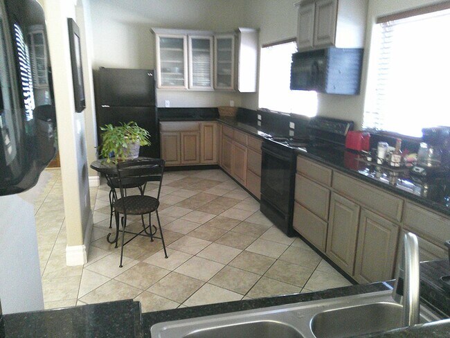 Building Photo - SilverCreek Distinctive Attached 1 BR Home