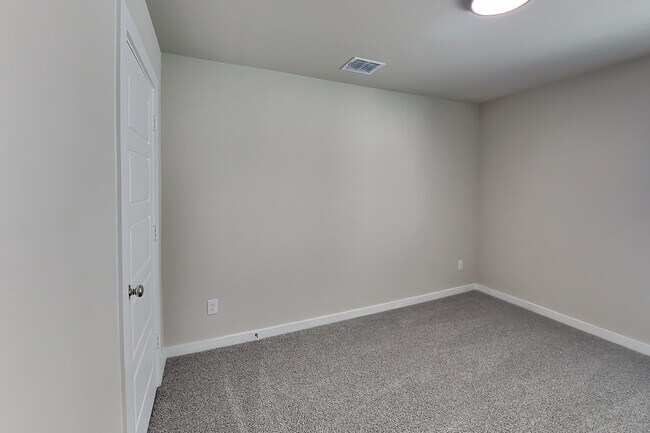 Building Photo - 510 Green Grass Dr
