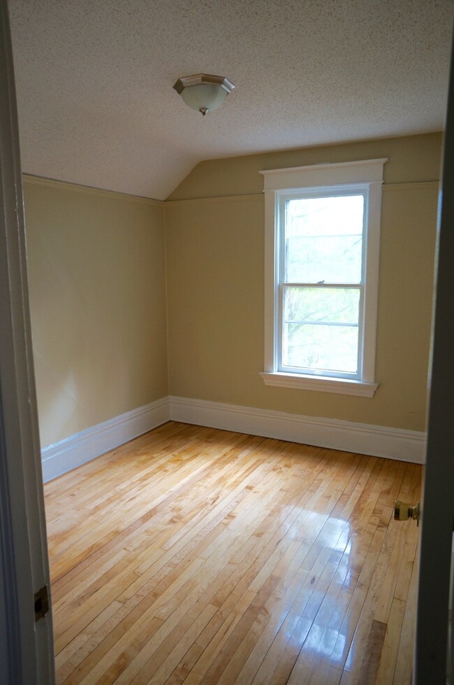 Building Photo - AVAILABLE JUNE 2025 - 4 Bed 1 Bath Charmin...