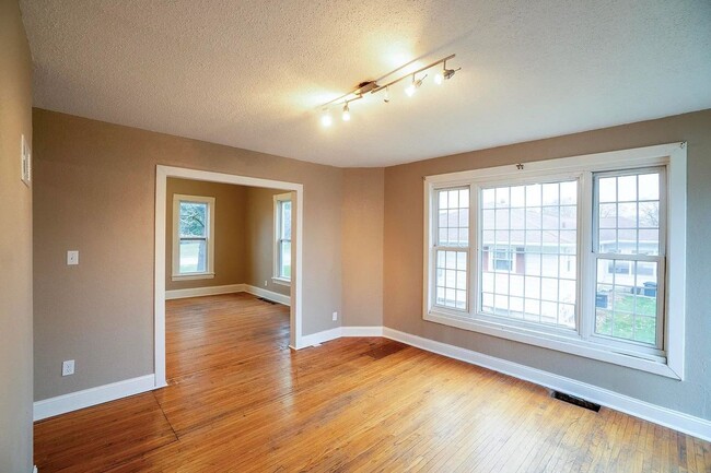 Building Photo - 4 Bedroom 1 Bath