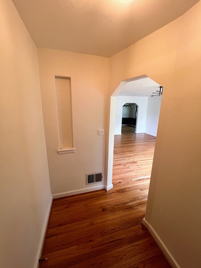 Building Photo - 5602 Hawthorne St