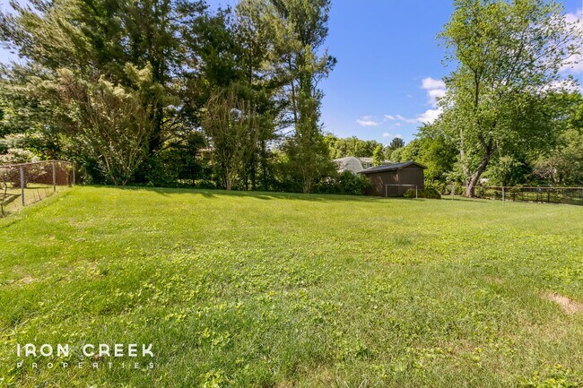 Building Photo - Beautiful Two-Bedroom with Fenced Yard in ...