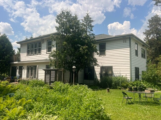 Building Photo - W379N5686 N Lake Rd