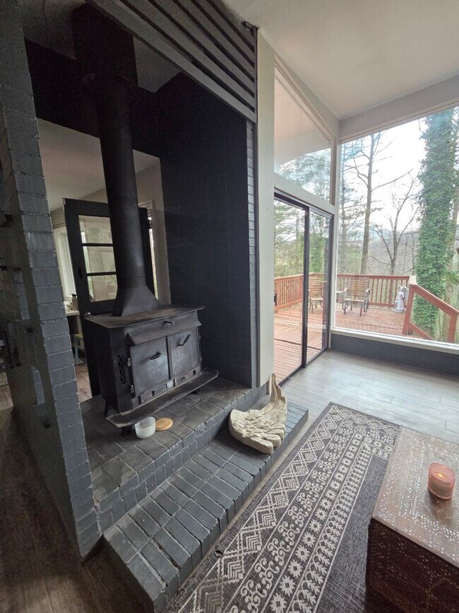 Building Photo - $1,800 - 3 Bedroom 2 Bathroom Gorgeous and Unique Furnished House in Webster