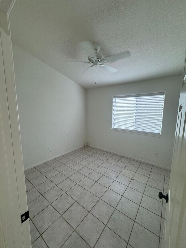 Building Photo - 9224 Kentucky Oaks Dr
