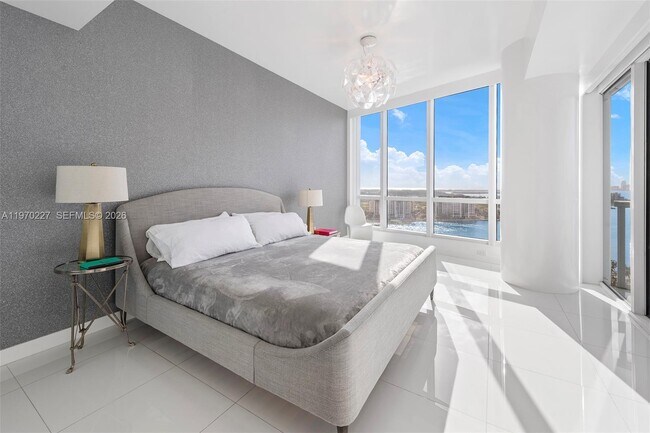 Building Photo - 100 South Pointe Dr