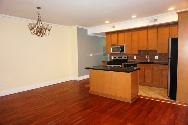 Building Photo - Charming 2 Bedroom/1 Bathroom Apartment in Reservoir Hill, MD!