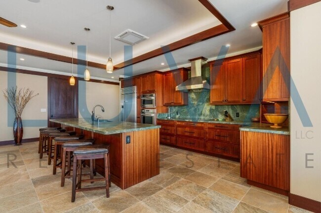 Building Photo - 4 bedroom 3.5 bathroom home with pool