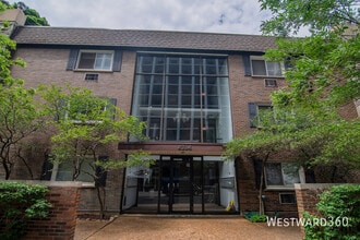 Building Photo - 4334 N Clarendon Ave