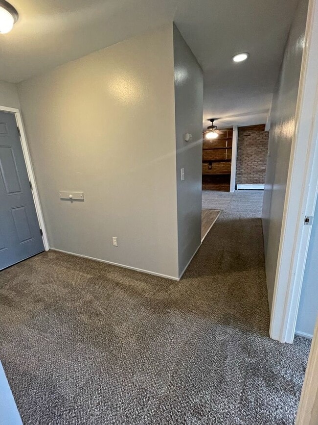 Building Photo - Two Bedroom Apartment Available for Rent!