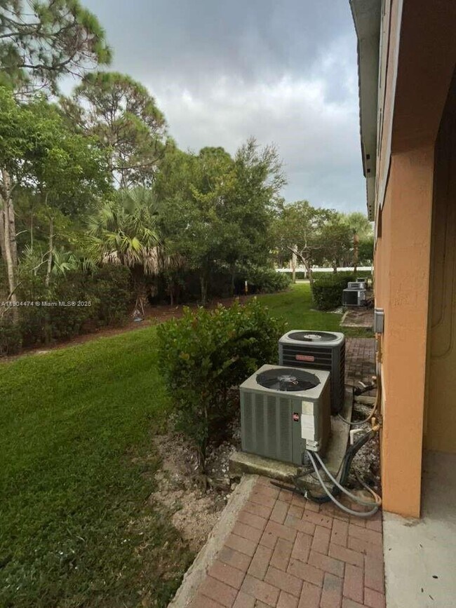 Building Photo - 5067 SE Mariner Garden Cir