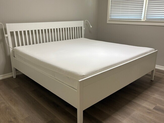 Building Photo - 935 Elmwood Ln