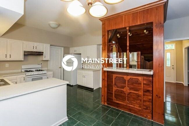 Building Photo - 4 Bedroom Pet-Friendly Home in Charlotte, NC with Main Street Renewal