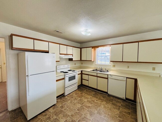 Building Photo - 874 Patrick Henry Dr