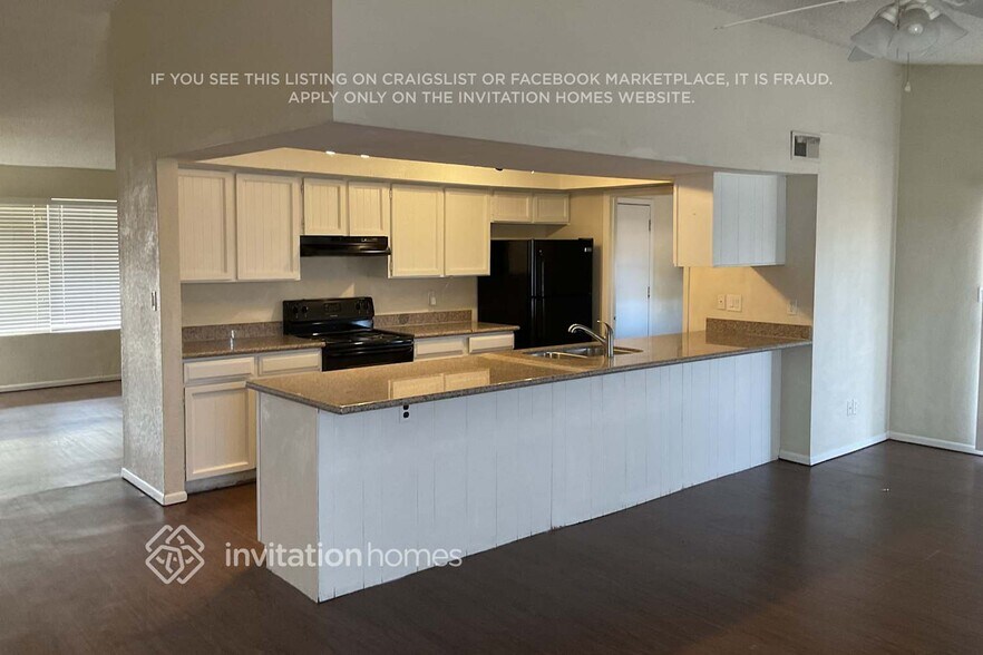 Building Photo - 726 W Laguna Azul Ave