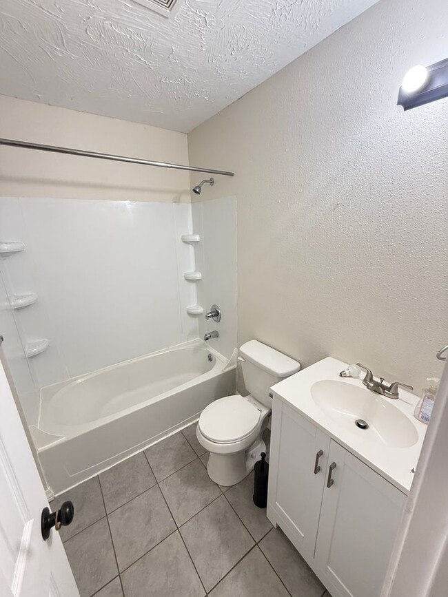 Building Photo - 4 Bed 2 Bath Springfield, MO
