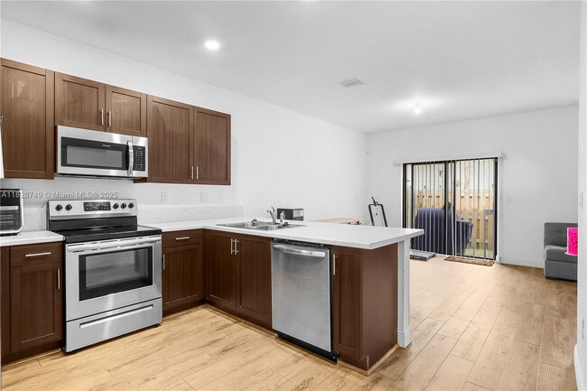 Building Photo - 1434 SW 54 Ave