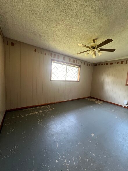 Building Photo - 1030 Louise Ln
