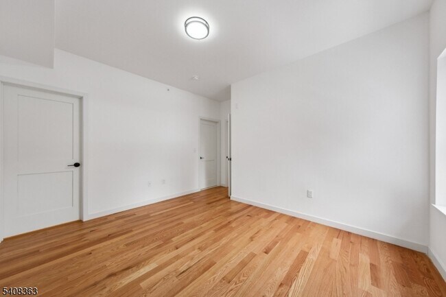 Building Photo - 52 James St