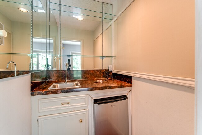 Building Photo - 3927 Pleasant Valley Dr