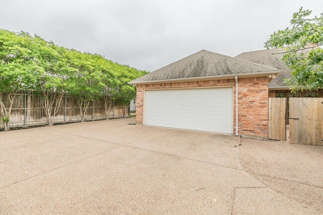 Building Photo - Beautiful 4 Bedroom Home in Ridgmar