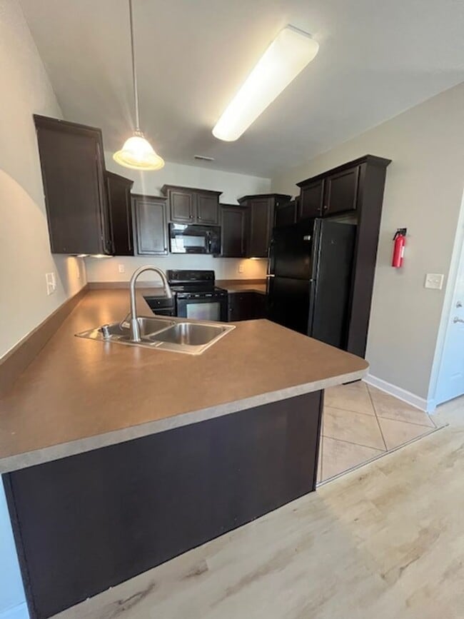 Building Photo - Beautiful modern upstairs condo with 2 full baths! Pet-friendly, with generous parking!