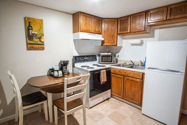 Building Photo - 707 W Race St