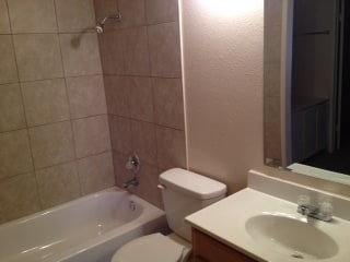 Building Photo - NICE TOWNHOUSE IN VILLA TOWNE HOMES COMMUNITY!