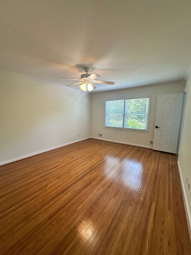 Building Photo - Charming Walk-Out Ranch in Sought-After Ba...