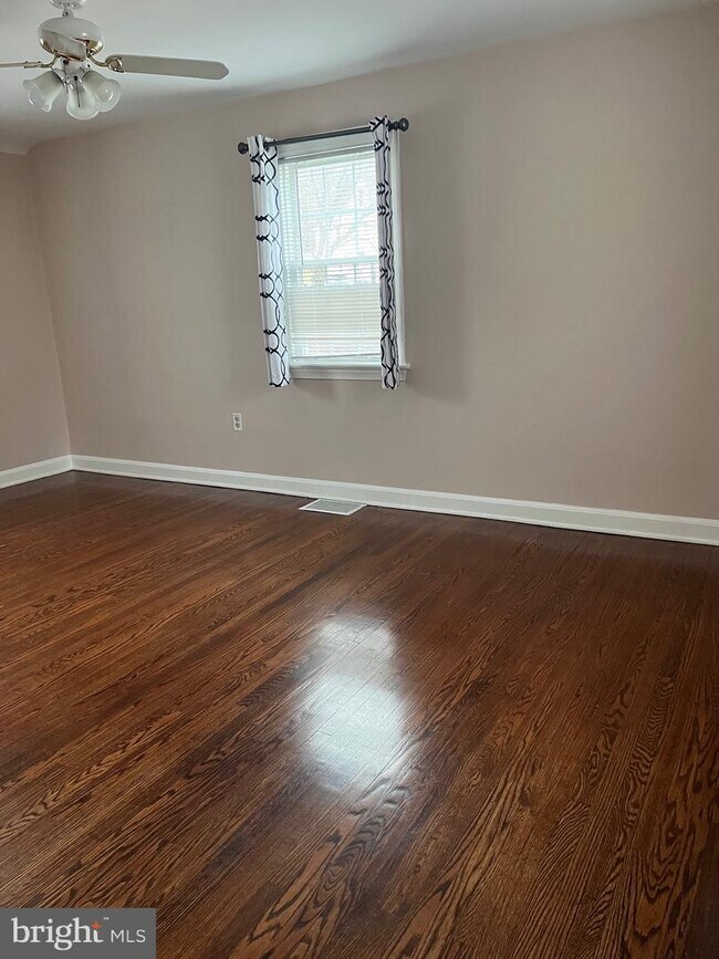 Building Photo - 102 Hillside Cir