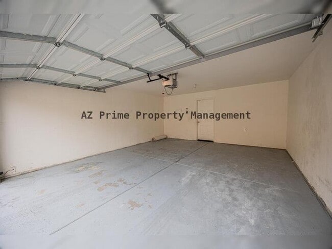 Building Photo - 1411 E Orangewood Ave