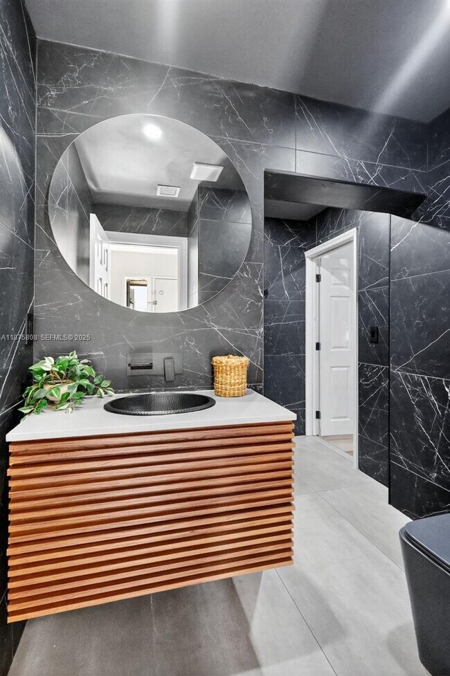 Building Photo - 20424 NE 10th Ct Rd