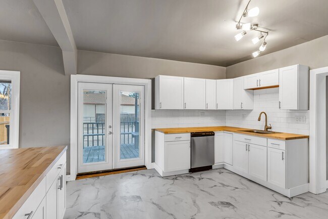 Building Photo - 2072 Oriole Rd