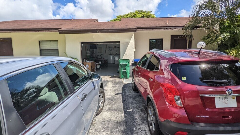 Building Photo - 6705 S Parkway Dr