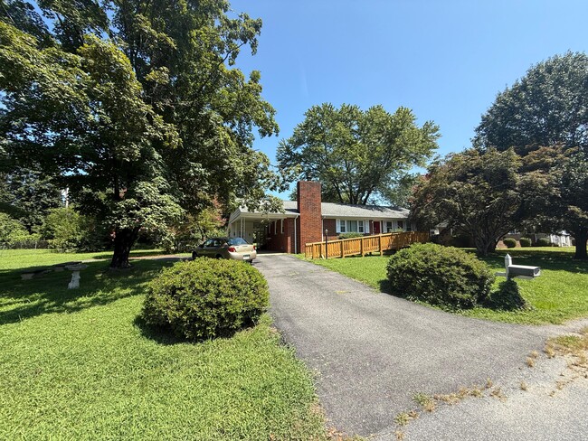Building Photo - 3030 Dulwich Dr