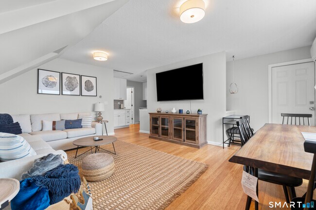 Building Photo - 62 Cosey Beach Ave