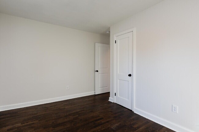 Building Photo - Mid Town Location with a Water View