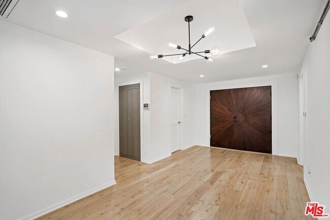 Building Photo - 440 N Oakhurst Dr